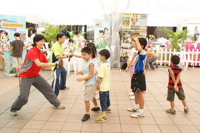 Wushu Kids Punching and kicking